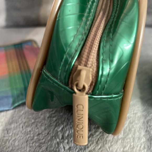 Case with Coordinating Plaid Coin Purses - Picture 3 of 4